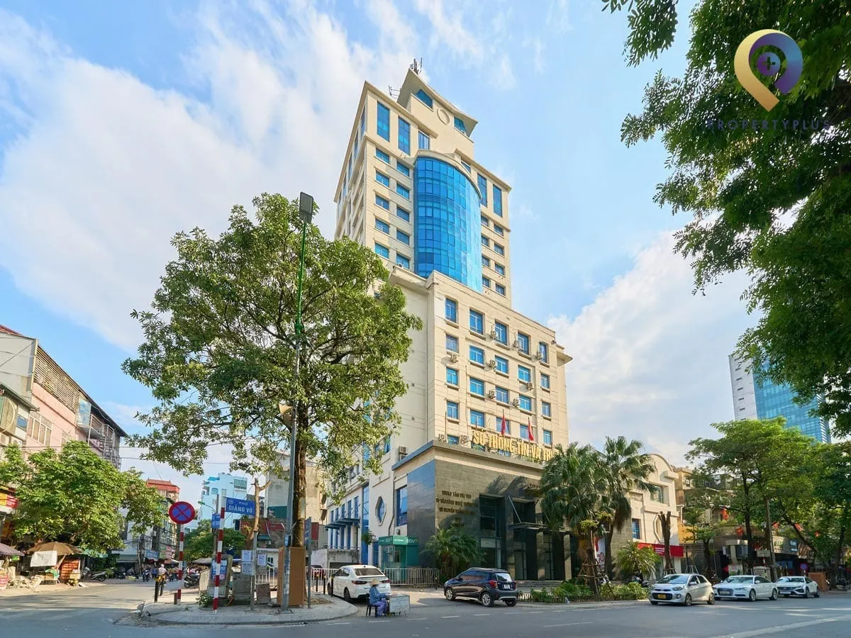 Toàn cảnh tòa nhà HITTC-Building nhìn từ mặt đường lớn.
